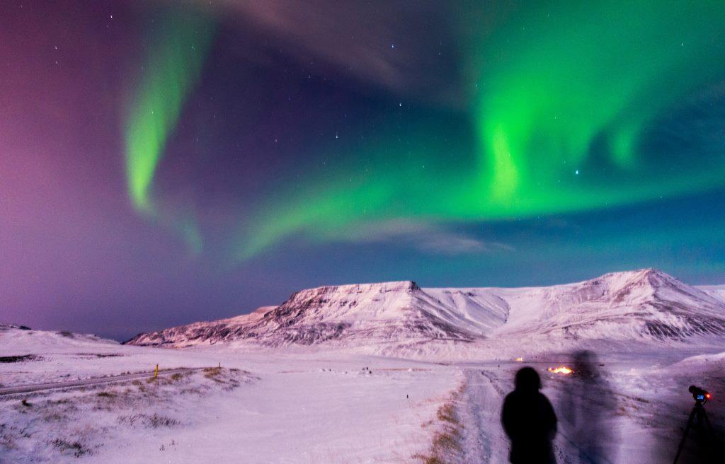 Deslumbrante aurora brilha sobre a Islândia